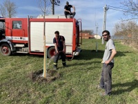 Telničtí hasiči začali s jarní zálivkou mladých stromů 2021